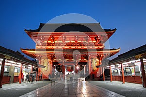 Puerta sobre el templo en tokio Japón 