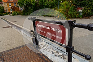 a gate and sign with words on it that says stadten trample