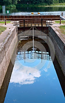 Gateway hydraulic, hydraulic structure to adjust the water level in the channel