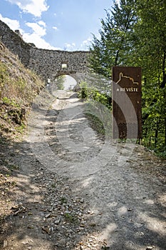 Brána do zříceniny hradu Reviste, Slovensko