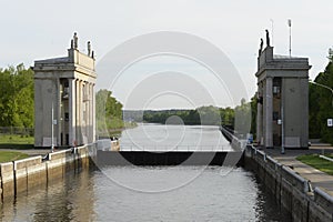 Gateways for ships on the Moscow Canal.r