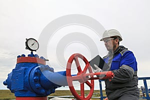 Gaz operator, The operator anneals the gas well with a torch.Operator technologist, production gas, a gas Wells operate on