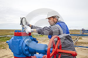 Gaz operator, The operator anneals the gas well with a torch.Operator technologist, production gas, a gas Wells operate on