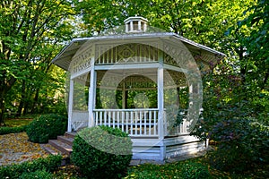 Gazebo, pergola in parks and gardens - relax and unwind