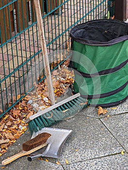 Gehweg von abgefallenen HerbstblÃ¤tter aufrÃ¤umen photo