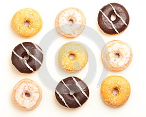 Gemischte Donuts, Freisteller auf weissem Hintergrund