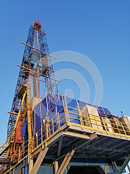 General view of a drilling rig for drilling oil and gas wells.