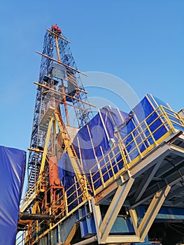 General view of a drilling rig for drilling oil and gas wells.