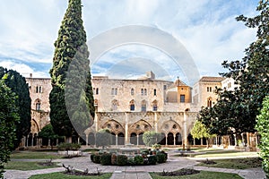 General view of the patio and garden of the monastery of the Tarragona Cathedral
