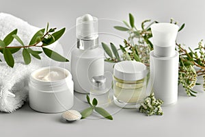 Cream sagging skinvitis vinifera seed extract jar. Skincare raspberry extractlotion dispenser jar. Pot beauty enhancement mockup photo