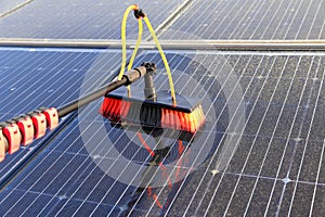 Gentle cleaning of solar modules with water