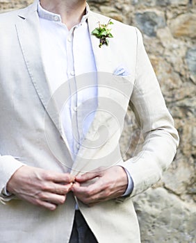 Gentle groom boutonniere with ivy