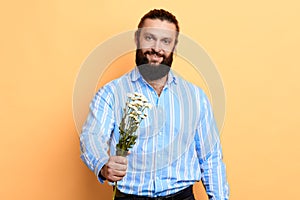 Gentile uomo comune sul dare fiori sul il suo amorevole 