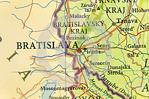 Geografická mapa európskej krajiny Slovensko s mestom Bratislava