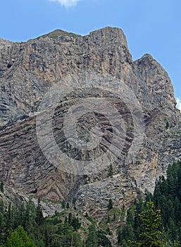 Geologic stratification at the base of Gran Vernel