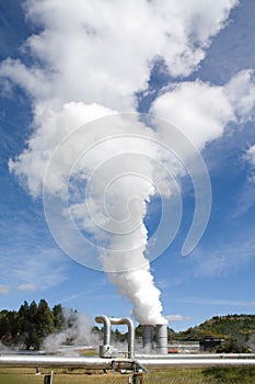 Geothermal power plant pipes and mist