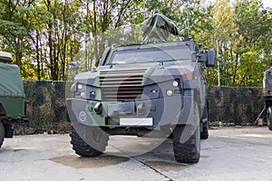 Alemán blindado militar policía vehículo bastidores sobre el 