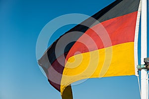 Nemec vlajka na modrá obloha 