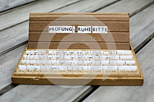 German text: Pruefung Ruhe bitte