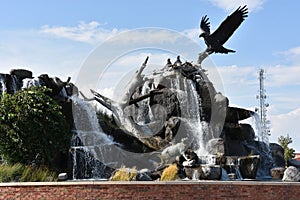 Gigante águila cascada nido en 