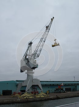 Giant level luffing crane