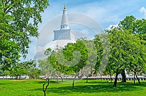 The giant Ruwanwelisaya Stupa