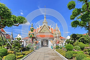 Giant statue in Wat Arun Ratchawararam Ratchawaramahawihan in Th