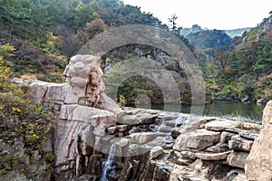 Gigante a forma di la roccia marciapiede montagna 