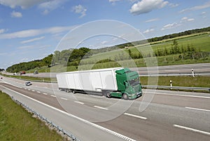 Riese LKW auf der Autobahn 