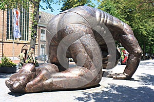 The Giant of Yue Minjun