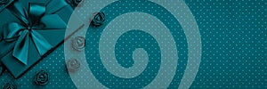 Caja de regalo arco a cinta flor rosas sobre el oscuro azul o turquesa. un piso colocar.. 8 marzo de las mujeres 