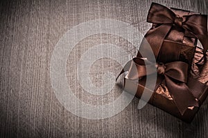 Gifts boxed in glittery paper with brown ribbons celebration con