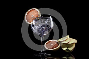 Gin tonic with grapefruit and apple