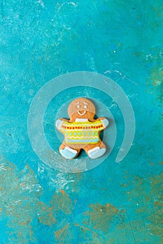 Ginger men with colored glaze on a turquoise background