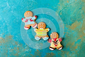 Ginger men with colored glaze on a turquoise background