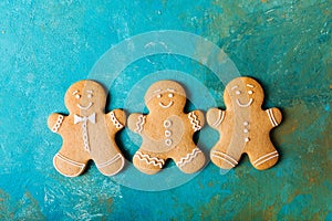 Ginger men with colored glaze on a turquoise background