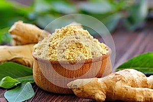 Ginger root and ginger powder in the bowl