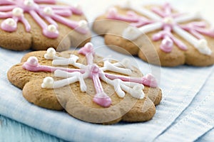 Gingerbread cookies with pink frosting