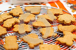 Gingerbread cooling
