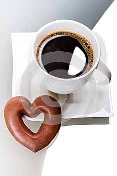 Gingerbread heart with coffee