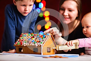 Gingerbread house decoration