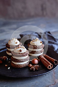 Gingerbread Icebox Cupcakes filled with mascarpone