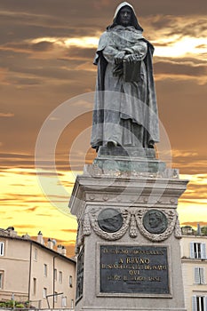 Giordano bruno statue photo