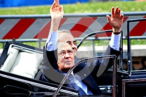 Giorgio Napolitano greets the participants at the military parade.