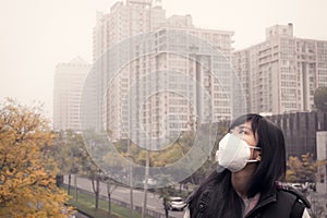 girl in air pollution