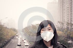 girl in air pollution