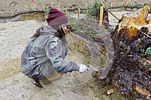 The girl-archaeologist clears the wall of the excavation