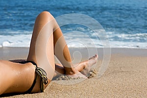 Cuerpo acostada sobre el Playa de acuerdo a el mar 