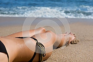 Corpo sdraiarsi sul Spiaggia secondo il mare 