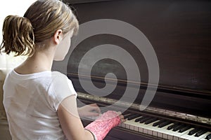 Girl with Broken Arm Plays Piano